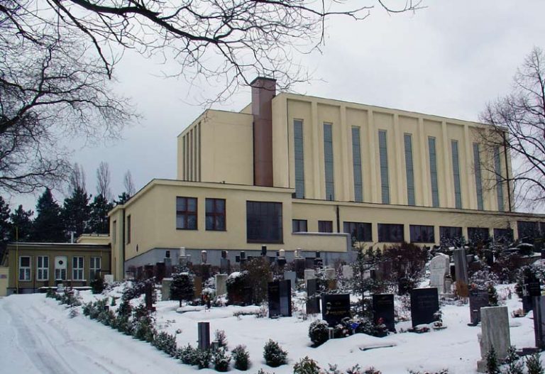 Krematorium Strašnice postavili v roce 1932.