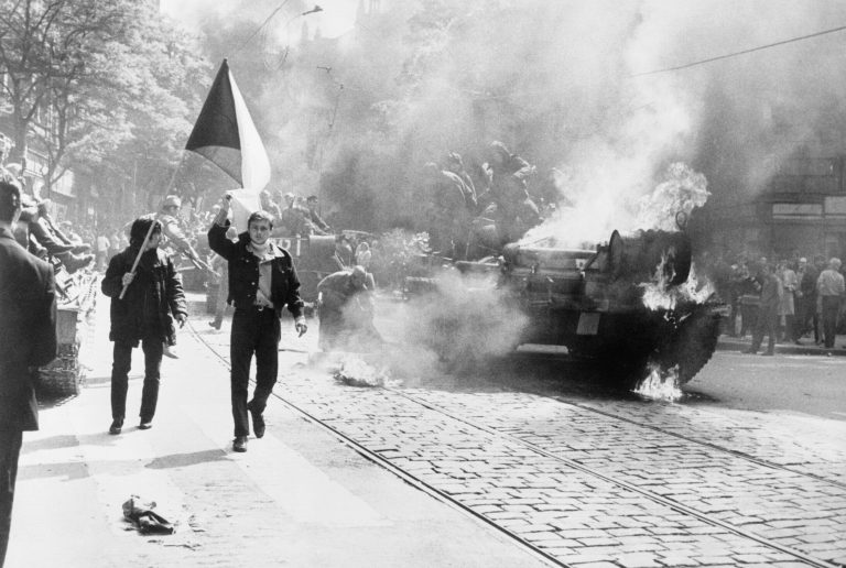 Invaze vojsk varšavské smlouvy v srpnu 1968. Novotný v té době už není členem KSČ.