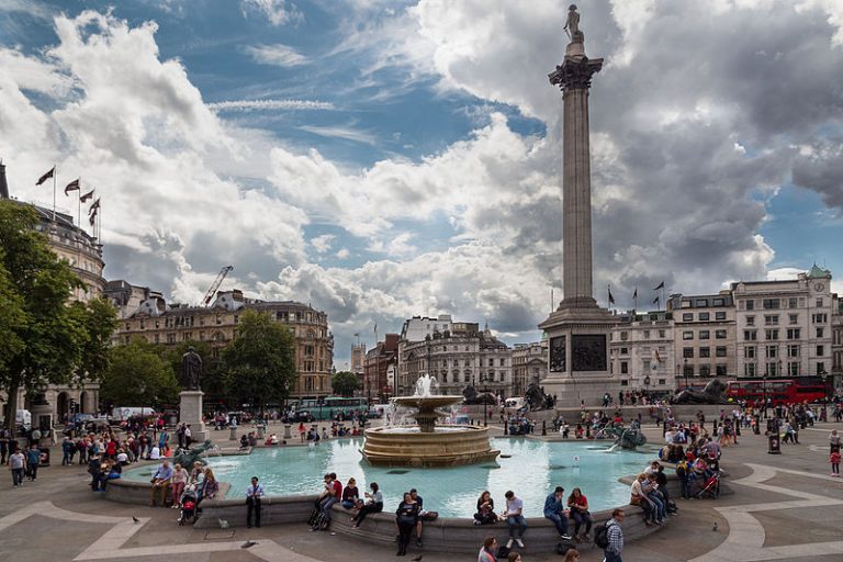 Práskaný podvodník se rozhodne prodat Nelsonovu sochu na londýnském Trafalgarském náměstí.