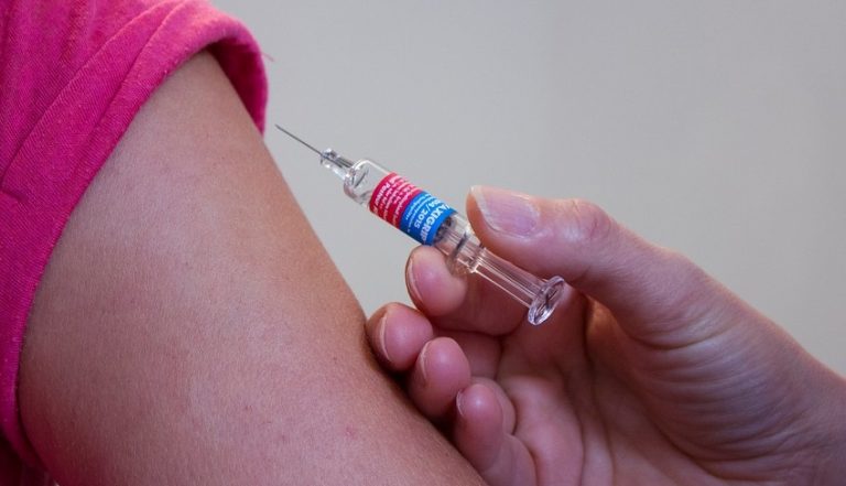 Očkování je v současnosti velice diskutované, faktem zůstává, že proti tropickým nemocem je to jediná ochrana.
