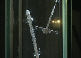 Zlomený meč Valentina Hrbatého patří mezi symboly vymření rodu po meči.