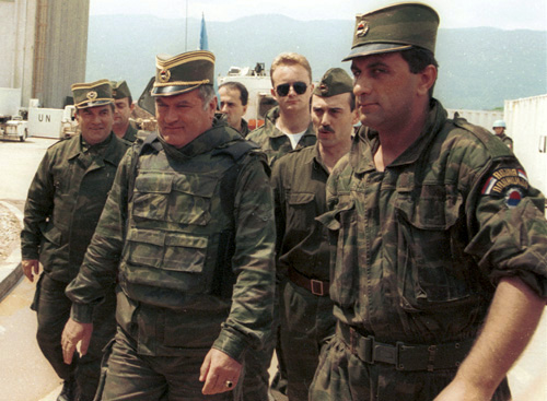 Ratko Mladič (v čele) je jakožto generál spoluzodpovědný za srebrenický masakr.