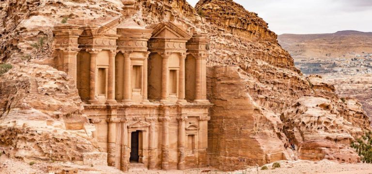 Petra v Jordánsku bere mnohým turistům dech a určitě stojí za to ji navštívit.