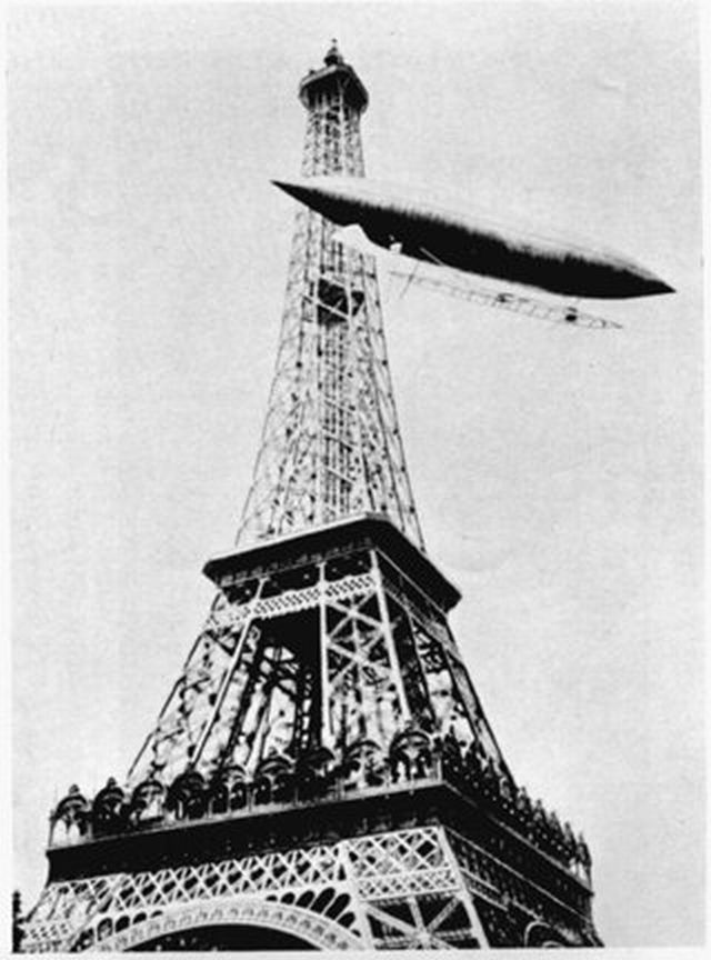 Vzducholoď prolétá těsně vedle Eiffelovy věže v Paříži.