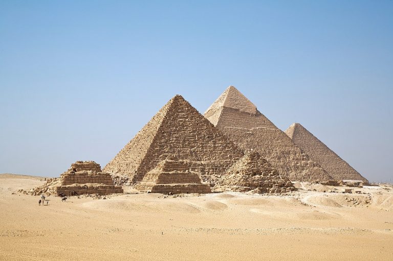 Pro nápad na mohutné jehlanovité hrobky si egyptští stavitelé nejspíše zašli k Arabům.