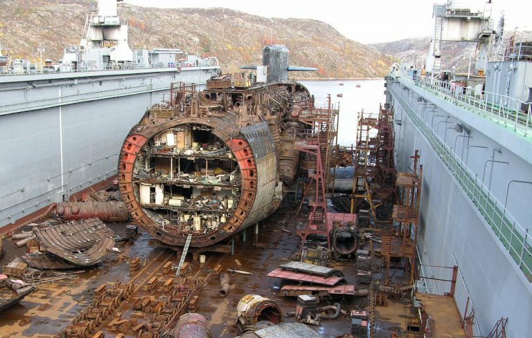 Ponorka byla vyzvednuta až rok po havárii.