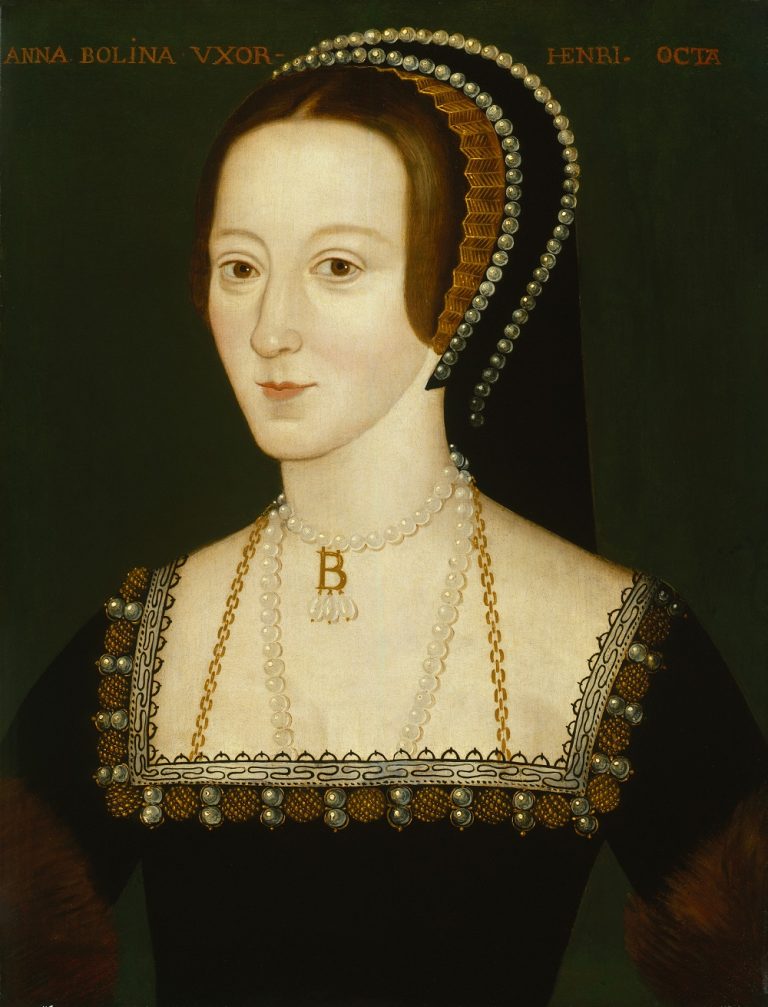 Perlami zdobený čepec italského střihu je poznávacím znamením Anny Boleynové.
