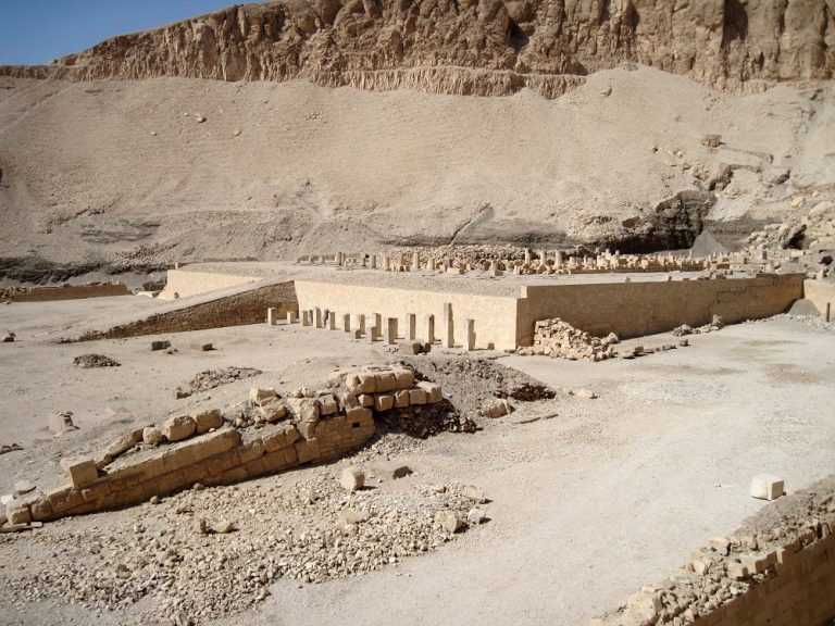 Zbytky zádušního chrámu faraona Nebhepetrea Mentuhotepa II. v Dér el-Bahrí