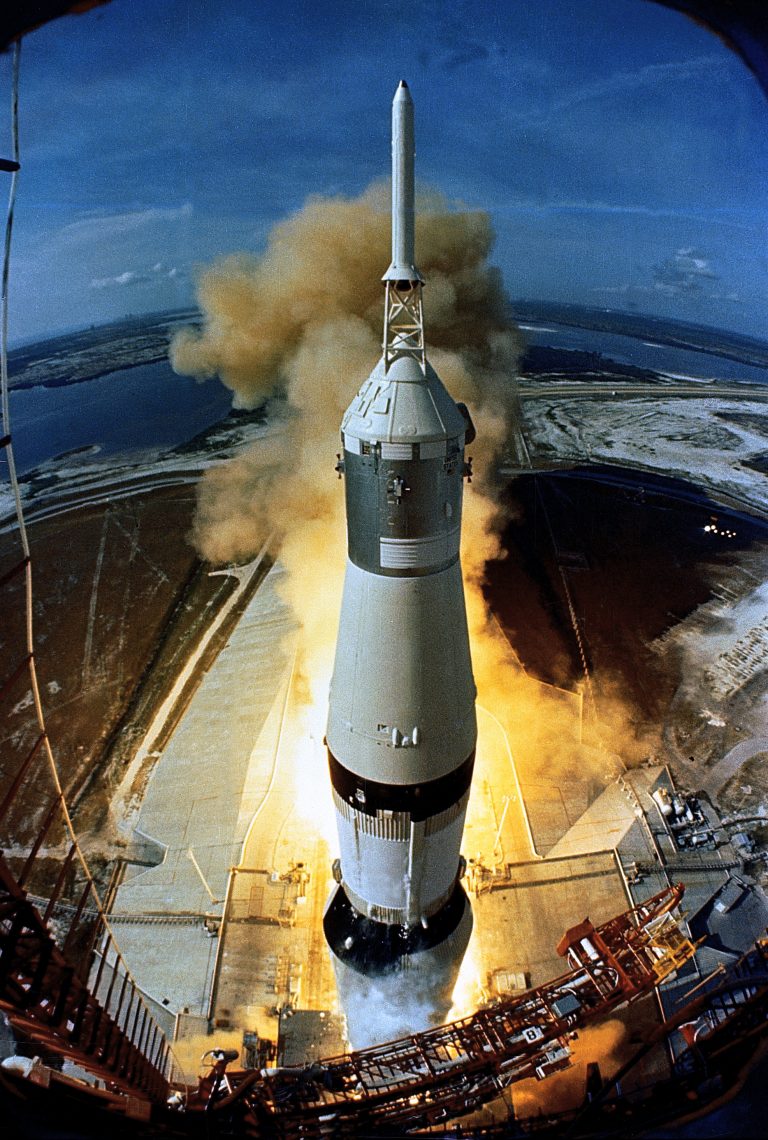 Dějinný okamžik: kosmická loď Apollo 11 právě startuje z Kennedyho vesmírného střediska na Floridě.