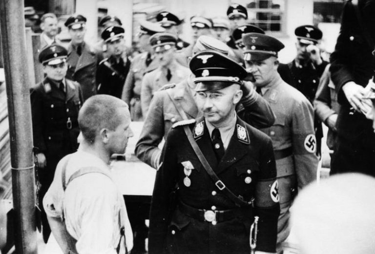 Šéf SS Himmler navštěvuje koncentrační tábor v Dachau.