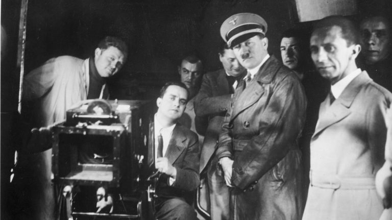 Hitler spolu s Gobbelsem a Giesem vew filmových ateliérech Uffy.