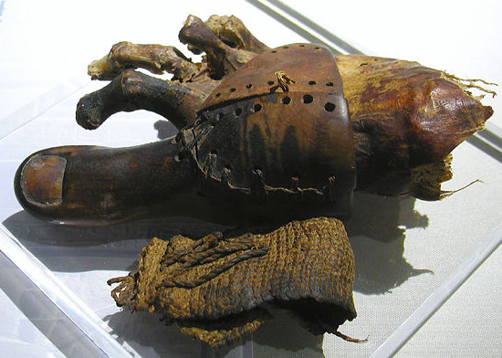 Staroegyptští doktoři zvládnou vyrobit i protézu palce u nohy.