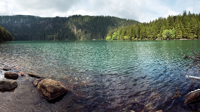 Mezi Černým a Čertovým jezerem probíhá po hřebeni Jezerní hory hlavní evropské rozvodí mezi Severním (Černé) a Černým mořem (Čertovo).