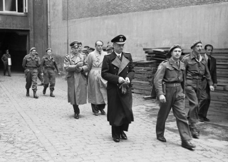 Karl Dönitz už o Ribbentropovy služby nestojí.