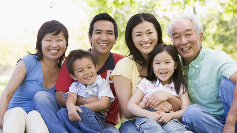 Babička, dědeček, táta, máma, děti. Taková rodina je v Japonsku stále větší vzácností.
