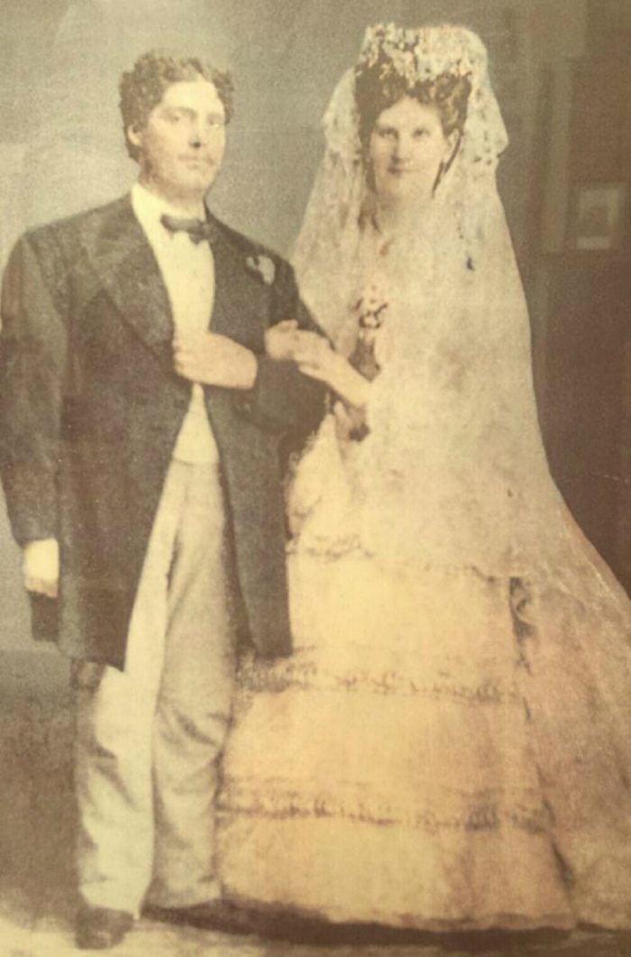 Pár Anna Swanová a Martin Van Buren Bates dohromady měřil 477 cm a stal se nejvyšší dvojicí, která kdy byla oddána.