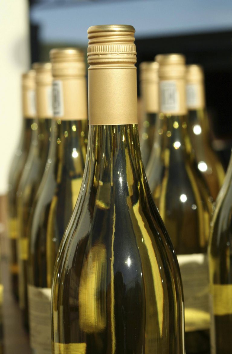 Mnozí vinaři dnes upřednostňují kovové šroubovací uzávěry.