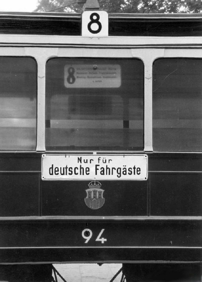 „Pouze pro německé pasažéry!“ Kancelář rasové politiky se velkou měrou podílí na nenávisti vůči Židům.