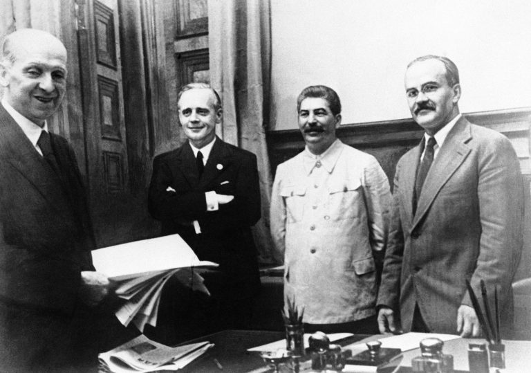 Pakt je výhodný jak pro sovětskou, tak pro německou stranu. Nadšení neskrývá ani Stalin (druhý zprava).