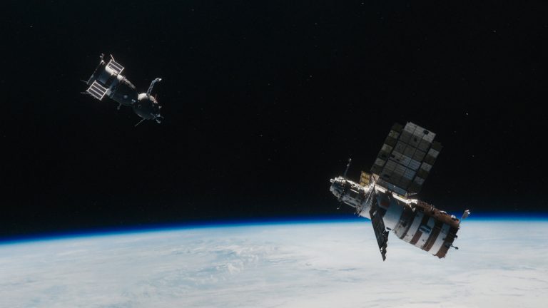 Kosmonauti se museli připojit k rotující stanici.