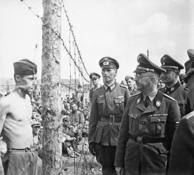 Kanceláři jsou nápomocni i příslušníci SS pod vedením Heinricha Himmlera.