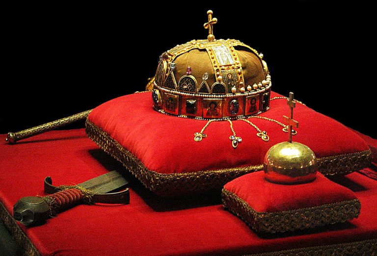 Tyto korunovační klenoty používají uherští králové od 13. století. Jejich předchůdkyně zřejmě skončily v pokladnici českého krále.