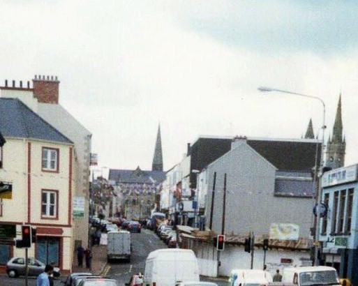 Hlavní obchodní ulice v městečku Omagh před útokem