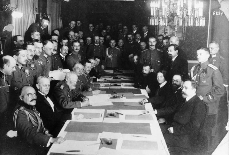 Podpis Brestlitevského míru pro Čechy znamená, že už nemohou bojovat proti Němcům.