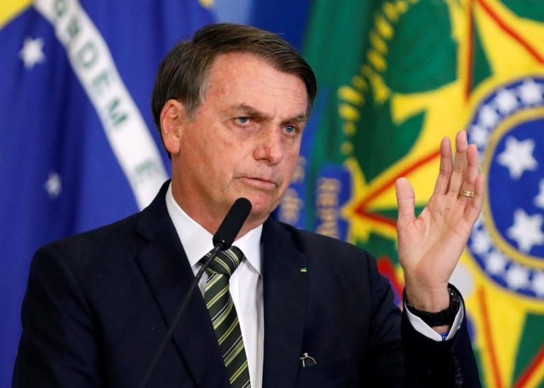 Brazilský prezident Jair Bolsonaro je bývalý vojenský důstojník, který se netají svými sympatiemi ke kácení pralesů.