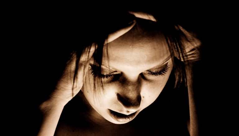 Migréna dokáže hodně znepříjemnit život, jsou známy i případy, kdy vedla k sebevraždě.