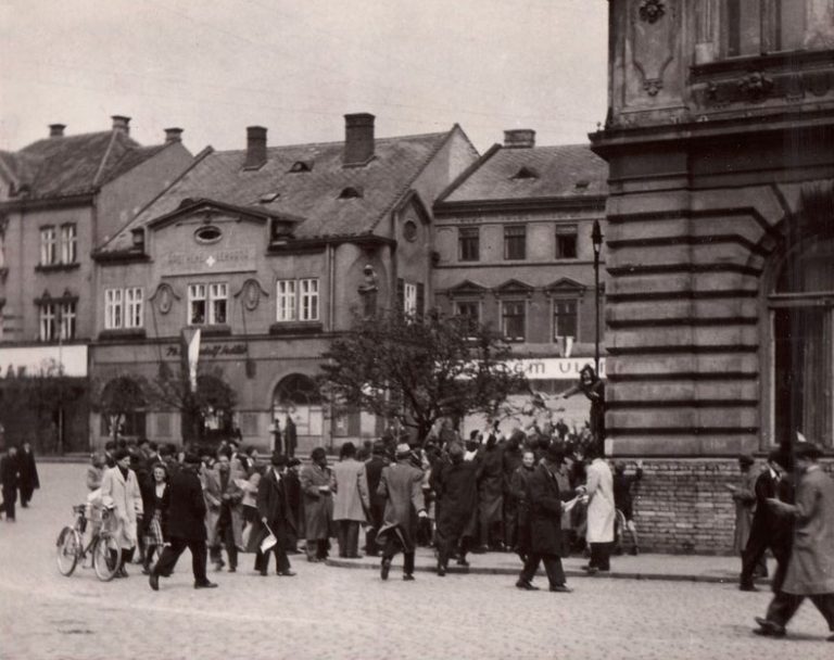 Srocený dav u Městského domu na Náměstí TGM