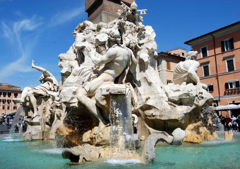 Fontána Čtyř řek ukáže Berniniho mistrovství. Ruka sochy jakoby prý měla strhnout Borominiho kostel.