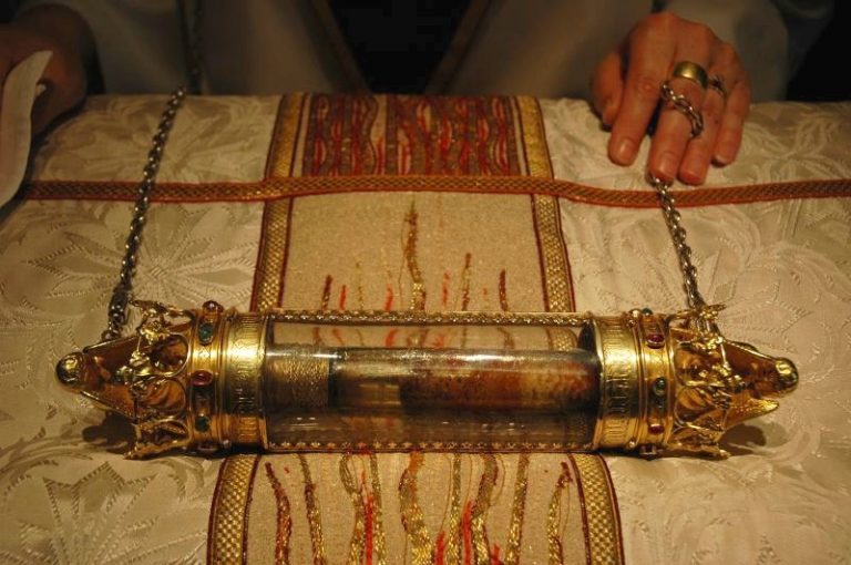 Zdobená ampule údajně obsahuje Kristovu krev.