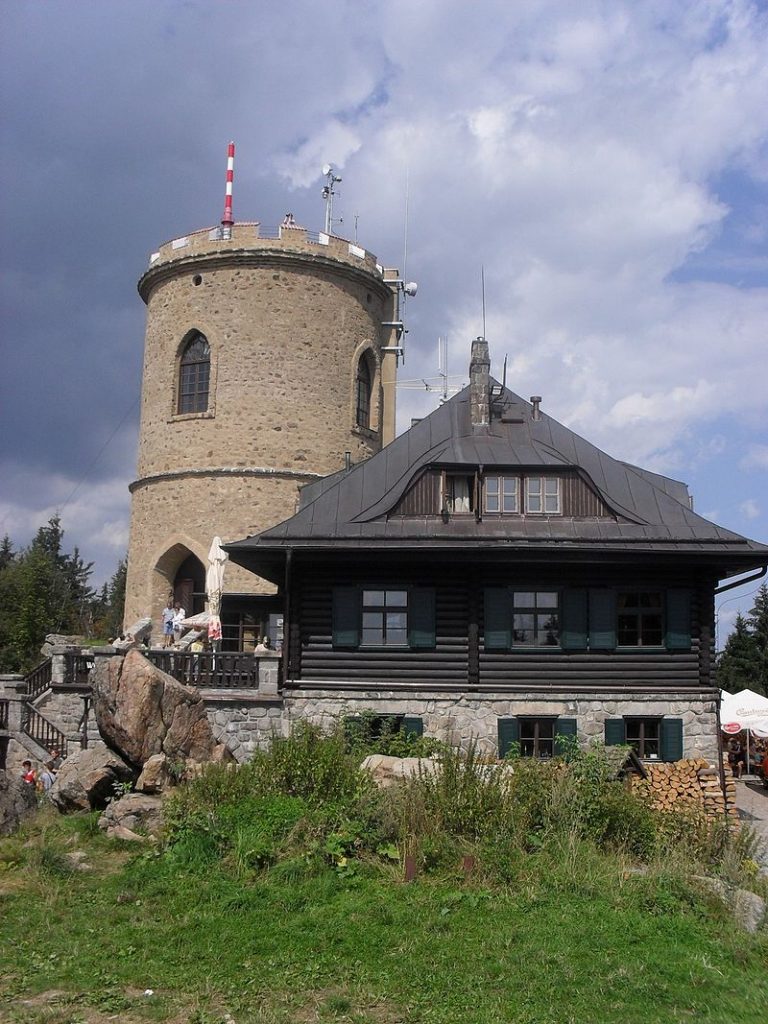 Věž na Kleti se stala oblíbeným cílem turistů a už od konce 19. století jim domek vedle ní nabízel dokonce i občerstvení.