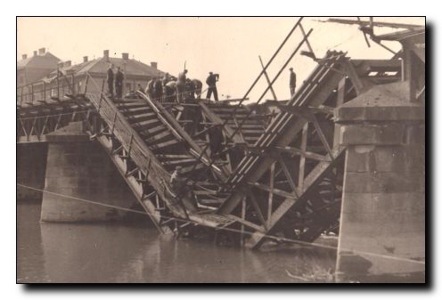 Němci za sebou při ústupu vyhazují mosty do povětří. Železniční most sice zničili, ne však zcela.