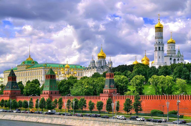 Pohled na kremelskou zeď přes řeku Moskvu. U zdi je pohřbena spousta osobností politického života.