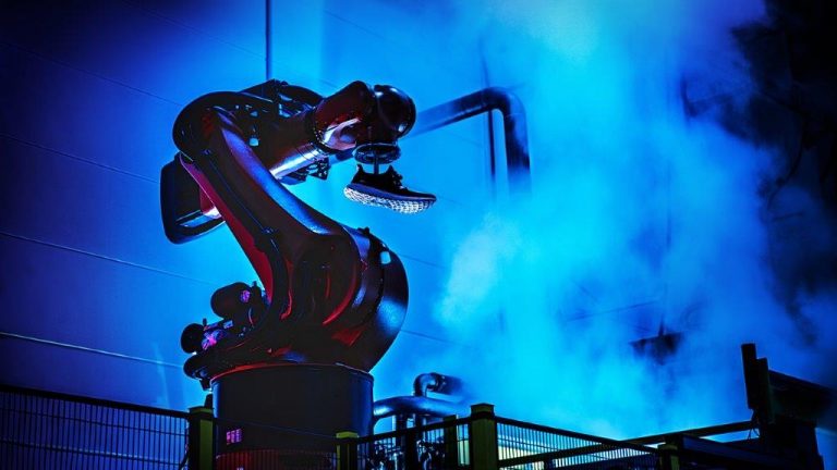 V chytrých továrnách SPEEDFACTORY gigantů Adidas a Siemens vyrábějí roboti boty třikrát rychleji oproti tradiční výrobě.