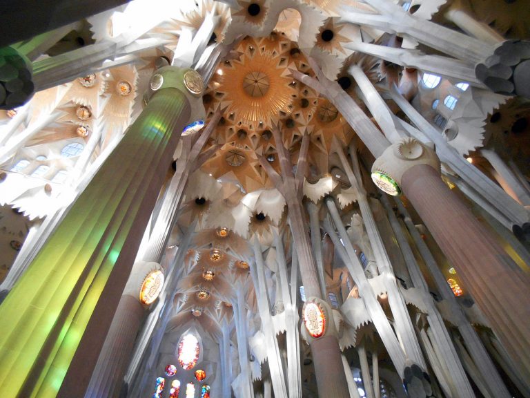 Gaudího nekonečnou inspirací je příroda. Interiér chrámu připomíná stromy s větvemi.