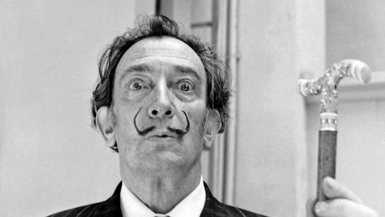 V roce 1931 najde Dalí obyčejný kousek dřeva, který mu pomáhá s jeho rozervanou duší.