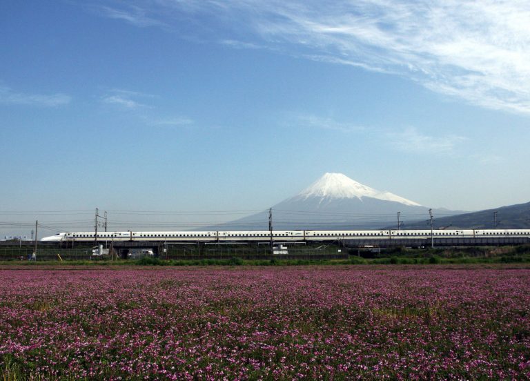 Šinkanzen projíždí centrální část Japonska, v pozadí se tyčí majestátní hora Fudži.