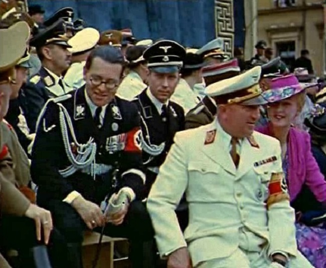 Robert Ley (v bílé uniformě) ve společnosti své ženy Inge a dalších nacistických pohlavárů