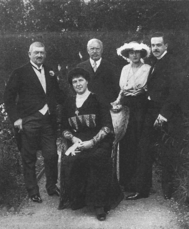 Manuel (vpravo) v britském exilu po boku se svou chotí Augustou Viktorií z rodu Hohenzollernů a se svou matkou