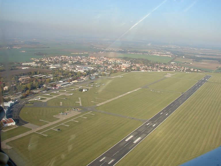 Vojenské letiště v pražských Kbelích dodnes funguje. Od roku 1968 je zde i muzeum.