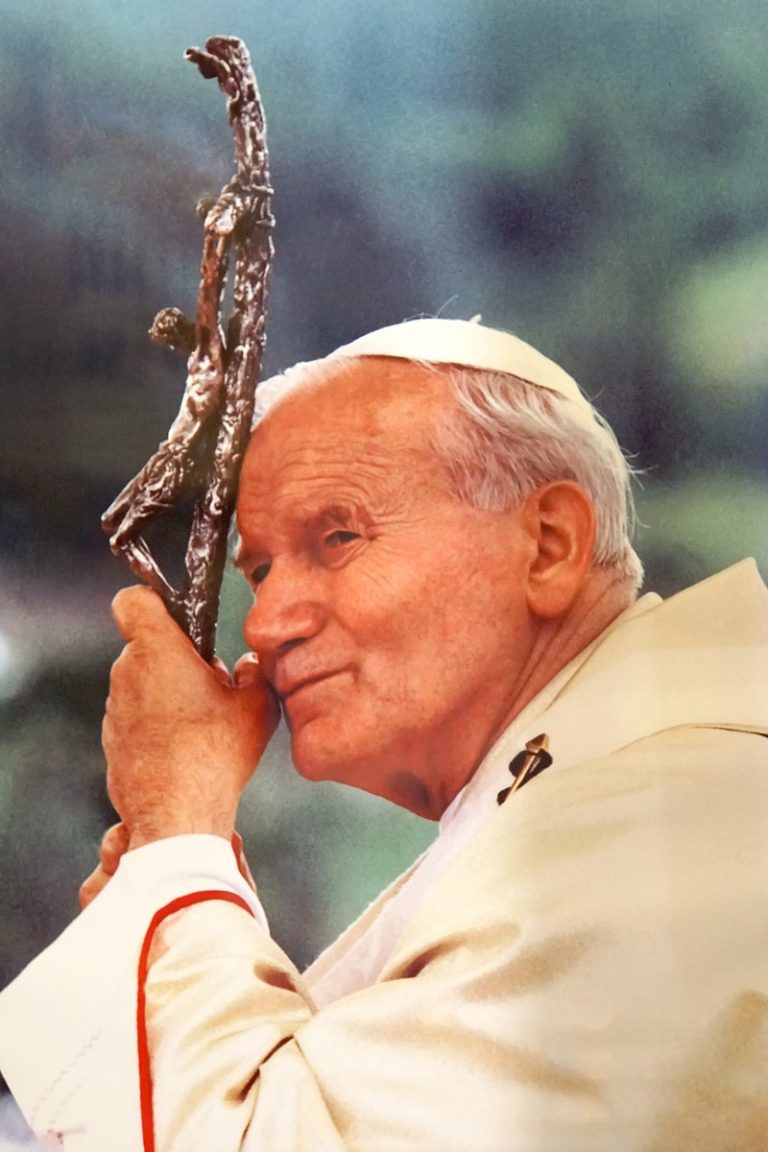 Svatý otec Jan Pavel II. je svoji dobu hodně revoluční osobností. Mimo jiné i tím, že odvážně nechá přezkoumat spornou relikvii.