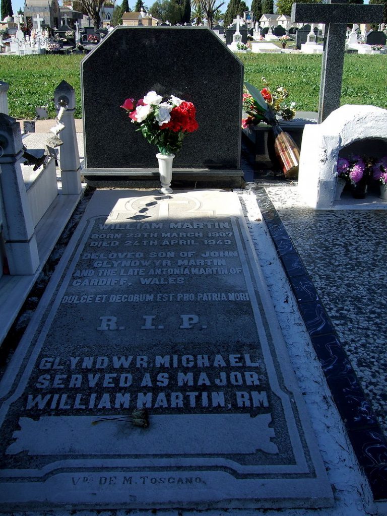Skutečný hrob Michaela Glyndwra, který posloužil coby falešná mrtvola Williama Martina.