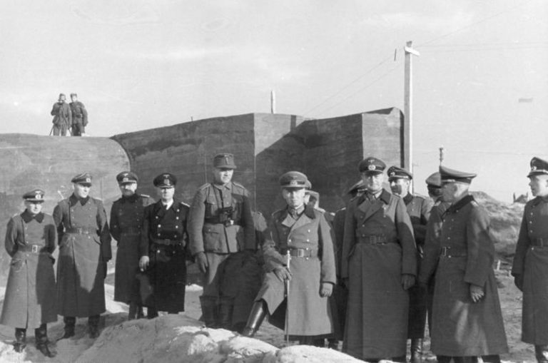 Erwin Rommel při návštěvě Atlantického valu na belgickém pobřeží