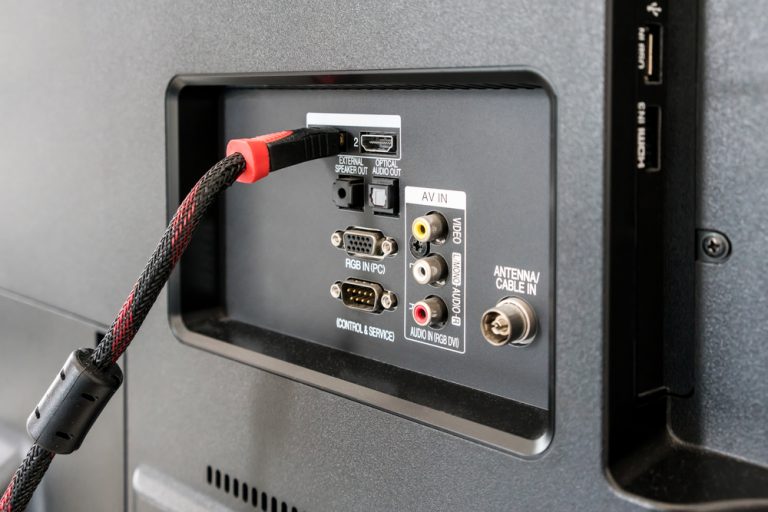 Pro propojení počítače s televizí se často používá HDMI kabel, ale můžete se setkat i s VGA, DVI či s DisplayPortem.