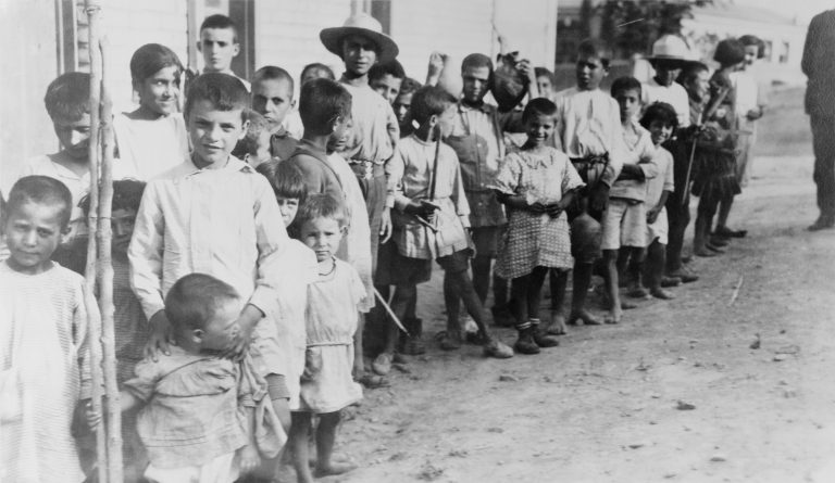 Po řádění Turků skončí stovky arménských sirotků na řeckém území.