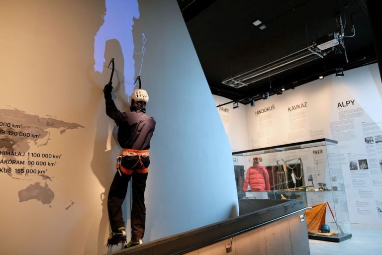 Figuríny horolezců jsou zavěšeny přímo ve stěně - postup k vrcholu pozorujete díky videomappingu.