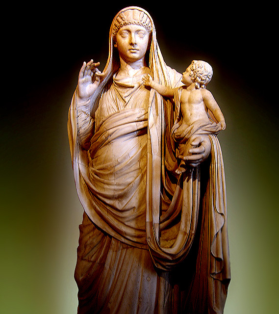 Messalina se svým malým synem Britanicem. Svým manželem císařovna pohrdá.